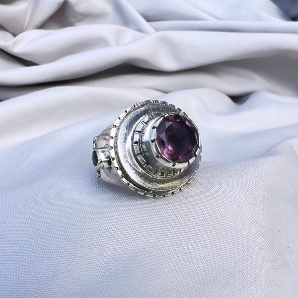 Producto - ANILLO ENCAMISADO AMATISTA Y ESMERALDAS FACETADA