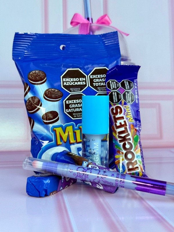 Producto - Vaso azul con maquillaje y dulces