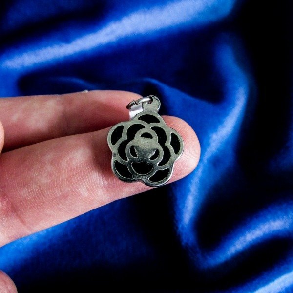 Producto - Dije Flor Esmaltada Color Negro