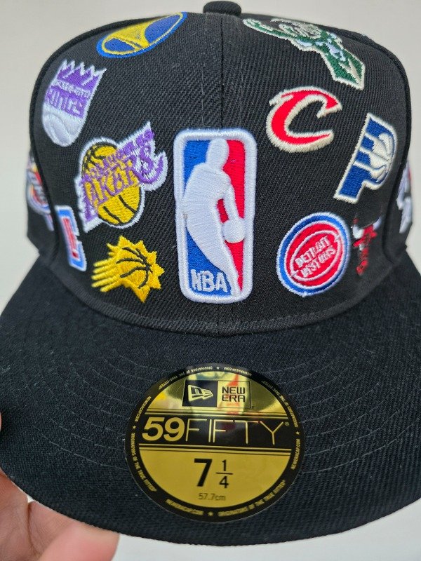 New era 59fifty black nba all over multi-patch talla 7 1/4 — imagen 2