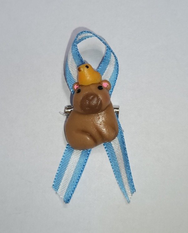 Producto - Escarapela CARPINCHO CAPIBARA PAJARITO sentado