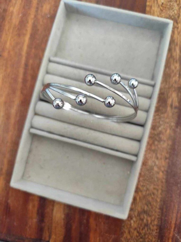 Producto - Brazalete bolitas. Plateado