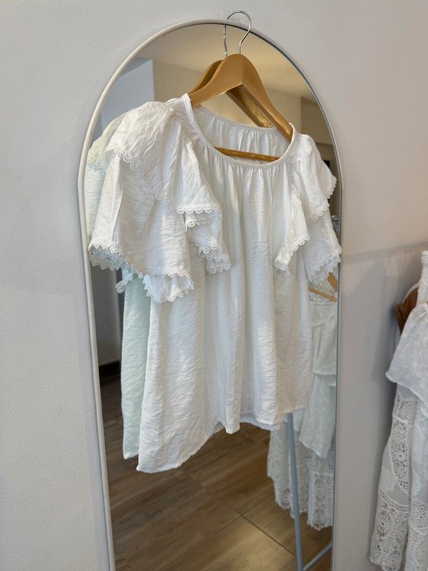 Producto - Blusa Mirna blanca con puntilla en mangas