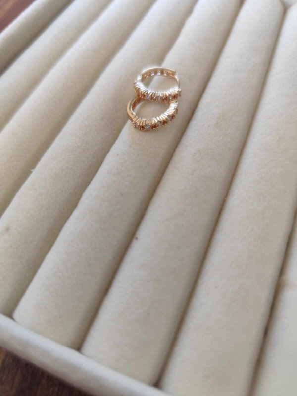 Producto - Aros argolla strass blanco y rojo. Cobre dorado.