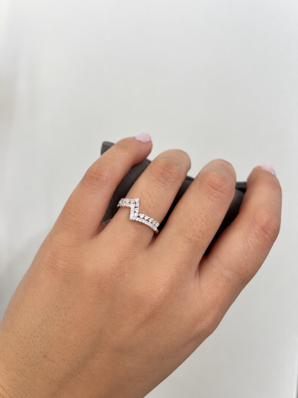 Producto - Anillo de plata 925 con forma v con strass