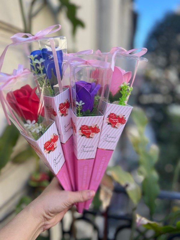 Producto - 12 rosas pétalo de jabón con estuche