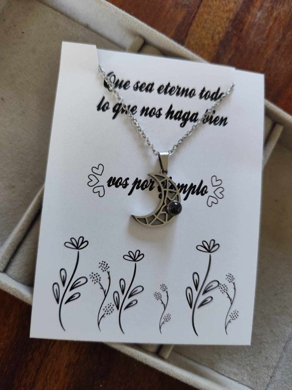 Producto - Collar luna. Proyecta te amo en varios idiomas. Acero quirúrgico