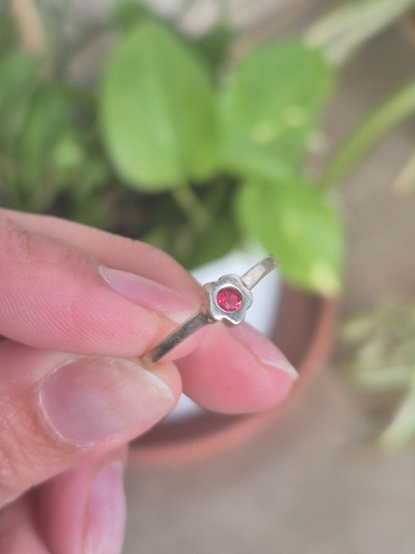 Producto - Anillo flor con cubic rojo