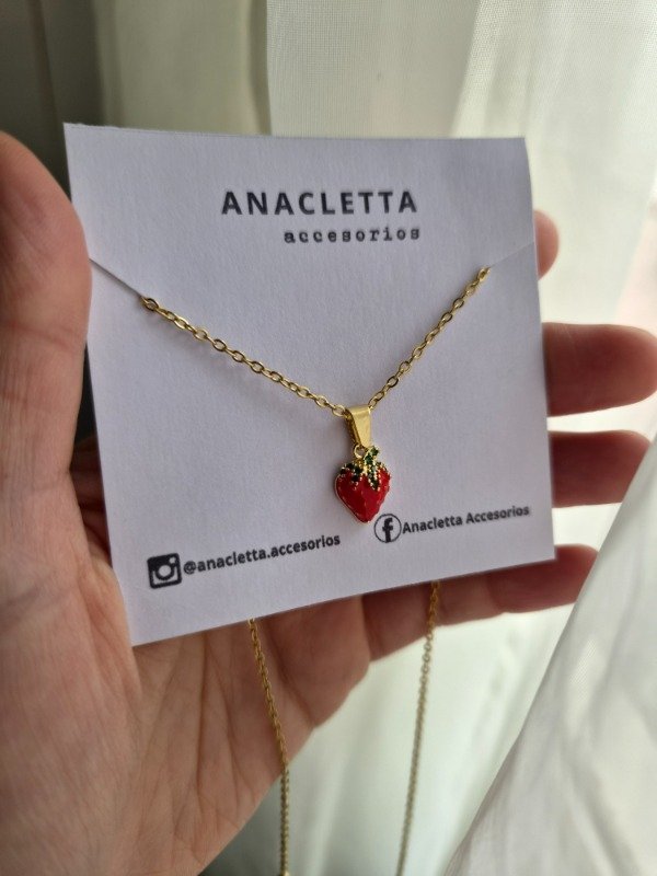 Producto - Gargantilla frutillita acero dorado