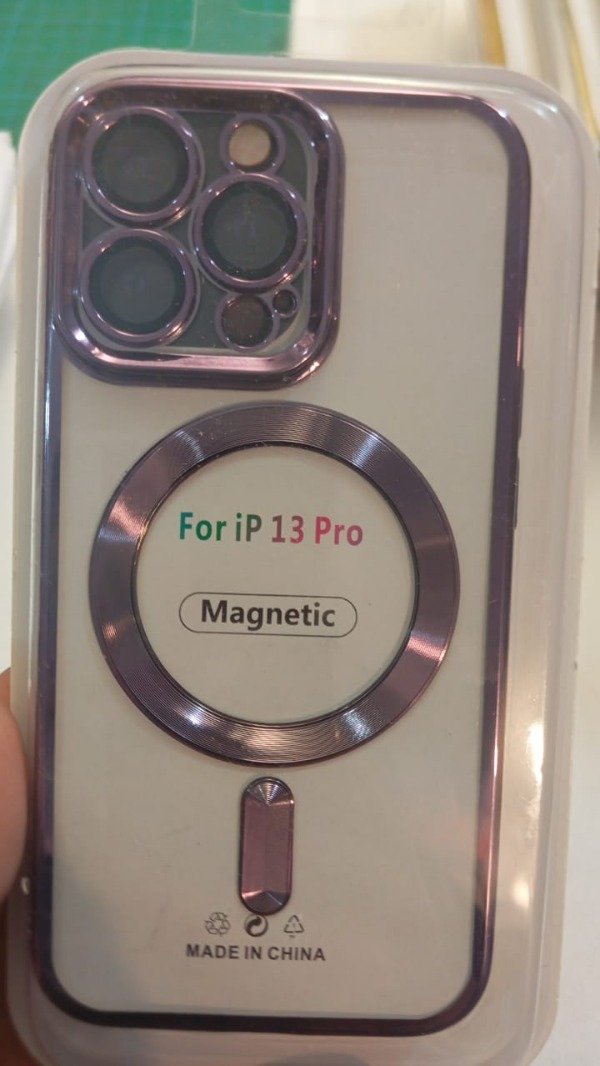 Producto - Funda Metallic Magnetic Case Violeta para iPhone 13 Pro