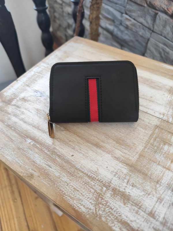 Producto - Tarjetero linea roja central.