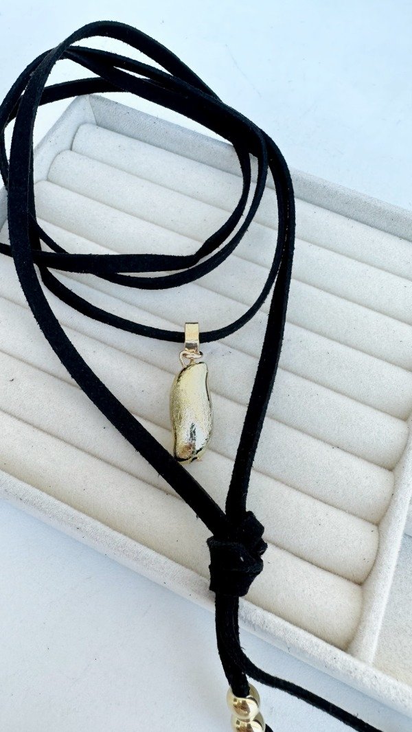 Producto - Collar de gamuza con dije dorado