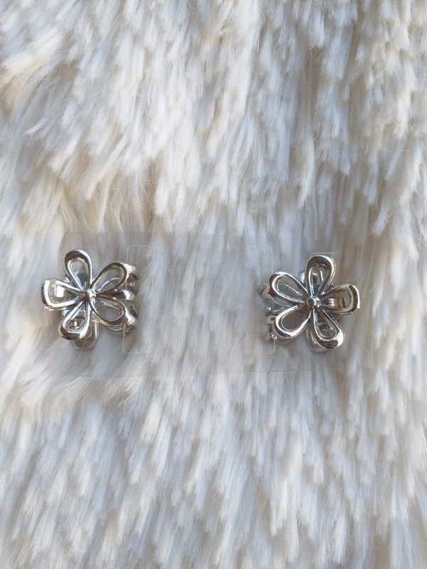 Producto - Broche Metal Flor Calada Mini plateado (el par)