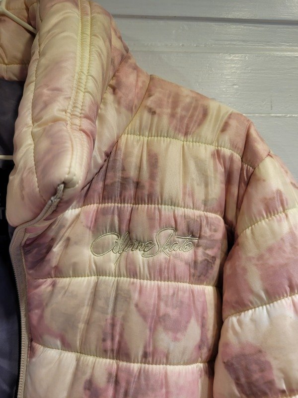 Producto - Campera ALPINE SKATE Cruda manchas rosas pluma- Talle M/L- PRECIO: 100X - 2