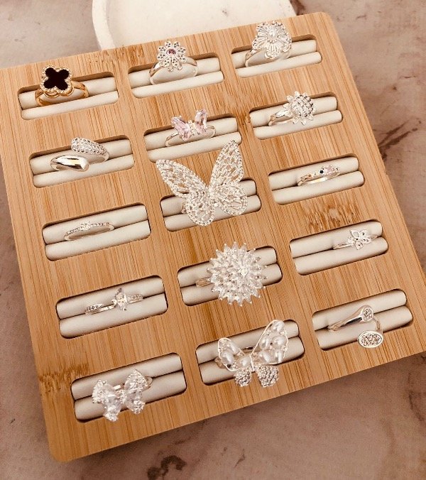 Producto - Exhibidor de Anillos madera de 15x15cm