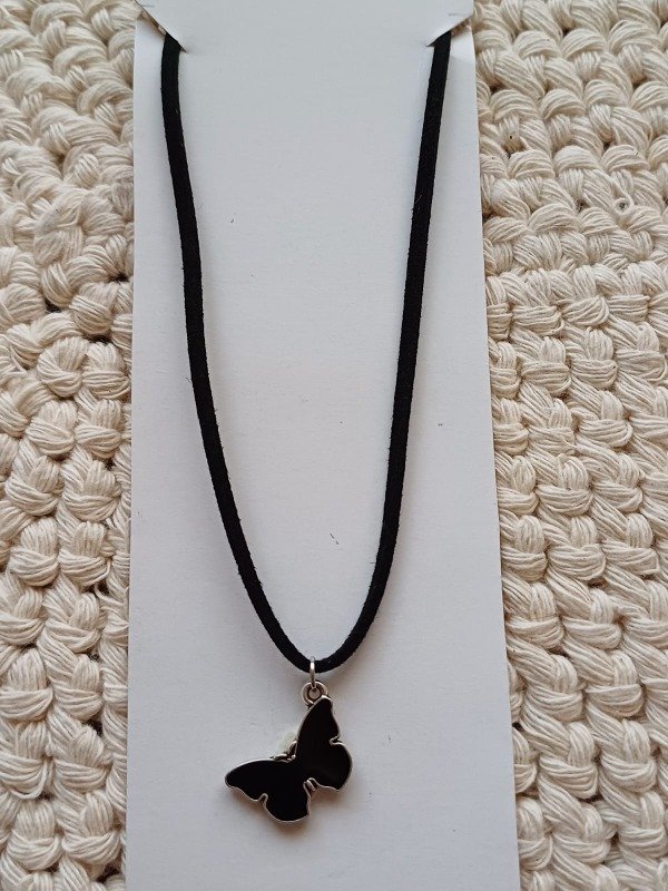 Producto - Collar gamuza corto mariposa esmaltada
