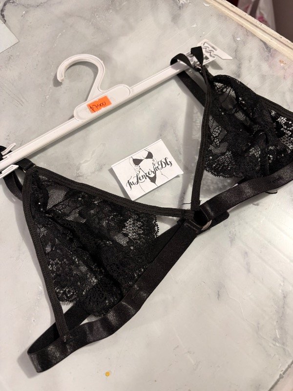 Corpiño con aberturas en estilo Lola