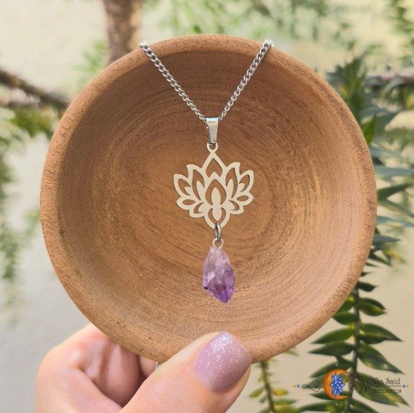 Producto - Dije con cadena "Kamal" - Flor de Loto de acero y  Amatista o Turmalina Rosa