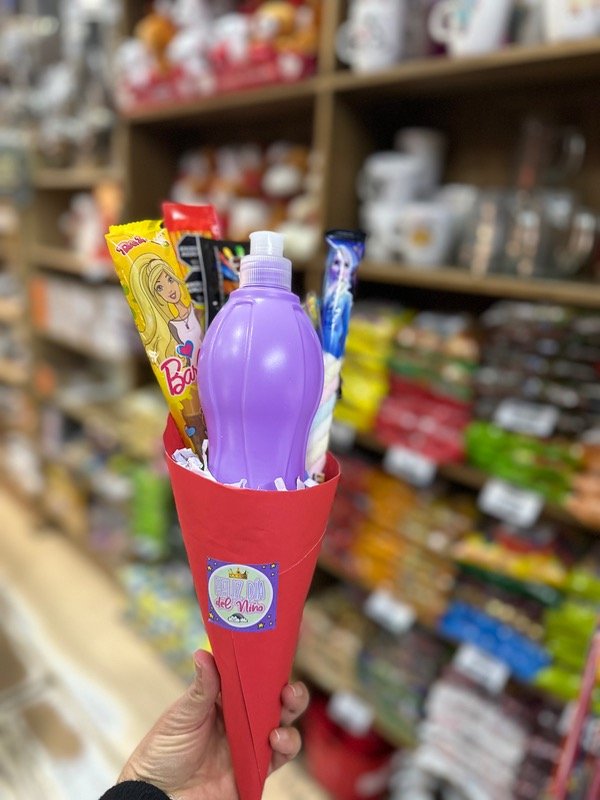 Producto - Cono de golosinas + botella