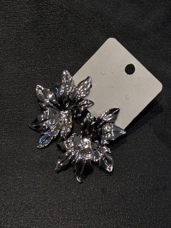 Producto - Par de aros flor plateado