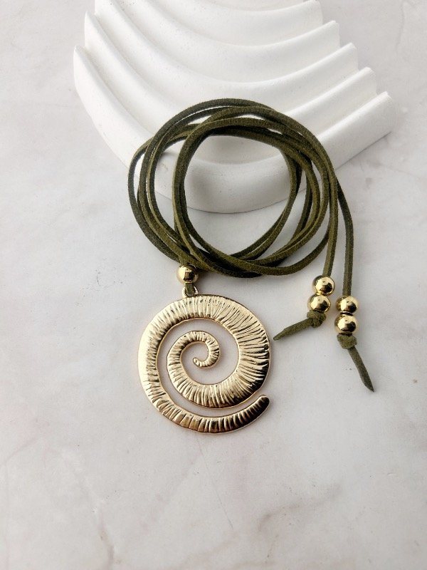 Producto - CHOCKER DE GAMUZA VERDE DIJE DORADO 9014