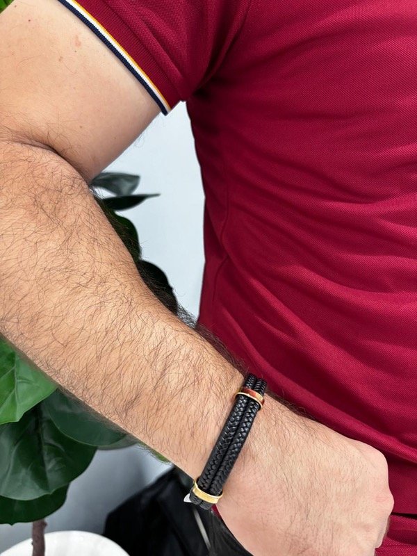 Producto - Pulsera cuero doble negra con detalles y cierre dorado