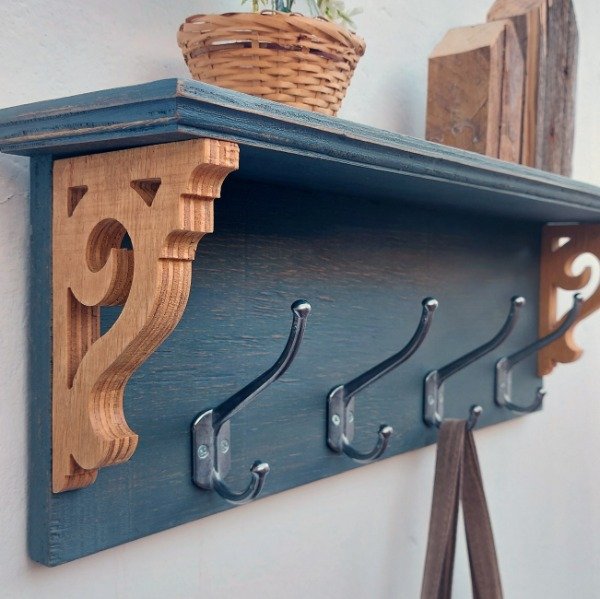 Producto - Perchero Colonial color gris nórdico con estante y ganchos dobles metálicos