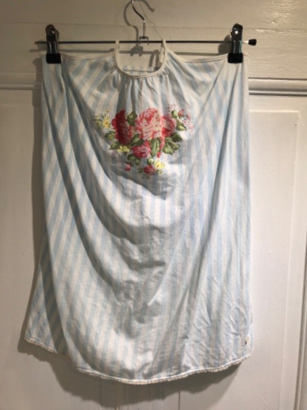 Producto - Vestido AKIABARA  rayado celeste/blanco logo flores-Talle 10 años-PRECIO: 12x