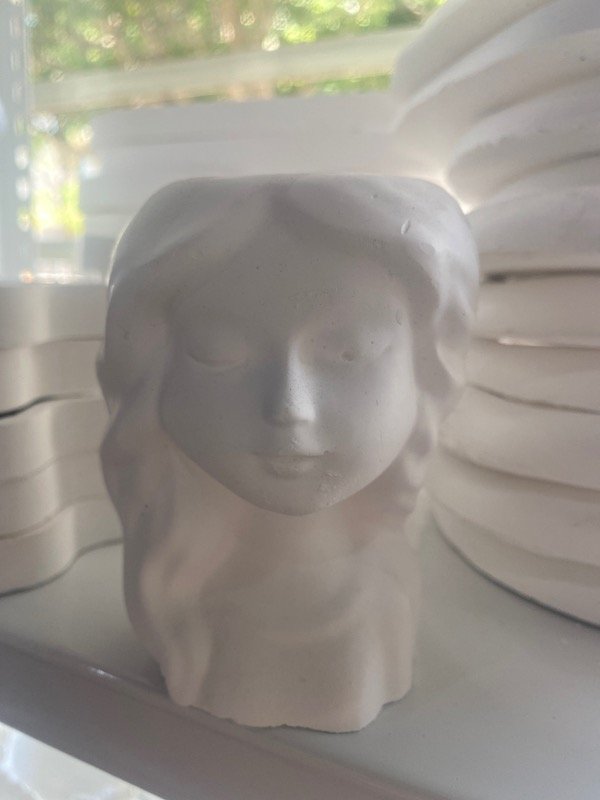 Producto - FIGURA DE YESO NENA PELO SUELTO