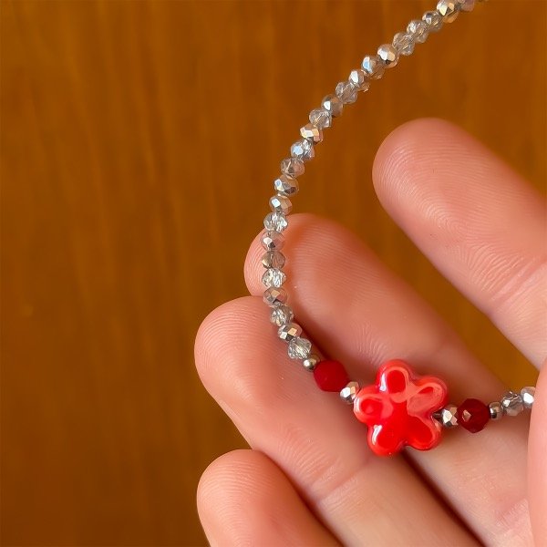 Producto - Pulsera de cristal checo 3mm . Gris . Flor roja - 1