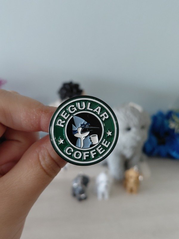 Producto - Pin metalizado - Mordecai y Rigby "Imperial Coffee" #2271