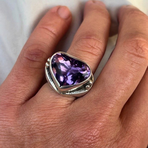Producto - ANILLO DE DISEÑO AMATISTA FACETADA