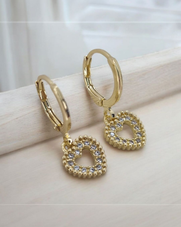 Producto - Aros acero dorado argollita fina plana colgante corazon calado strass