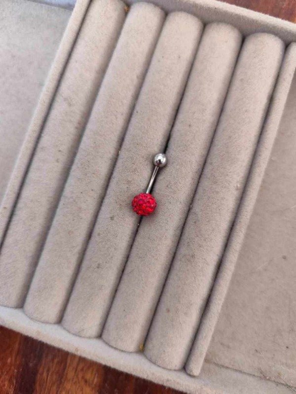 Producto - Piercing ombligo bola de fuego rojo. Acero quirúrgico