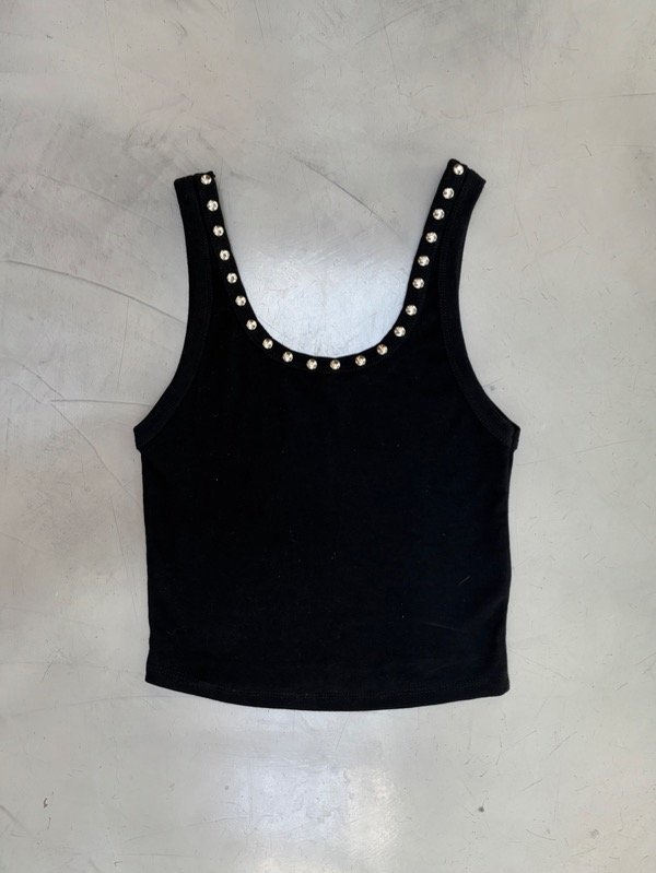 Producto - remera negra tachas