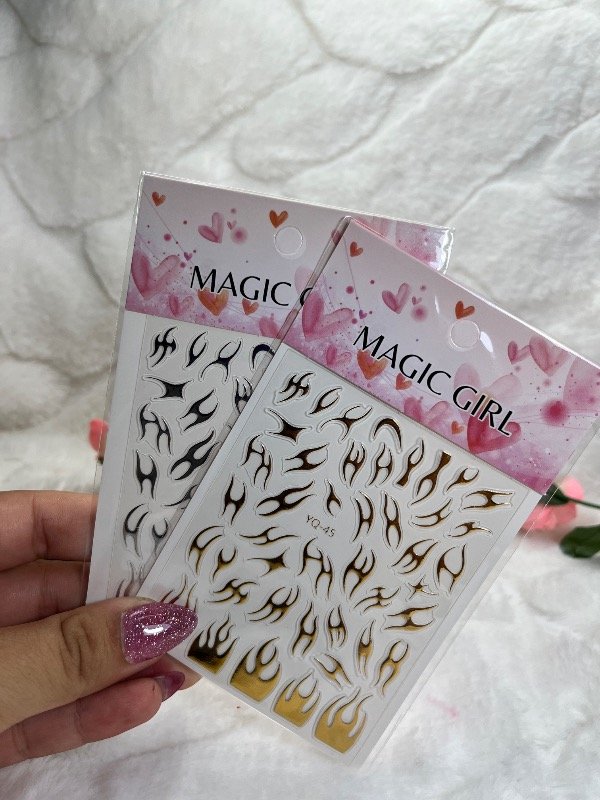 Producto - Sticker magic girl fuego dorado y plateado