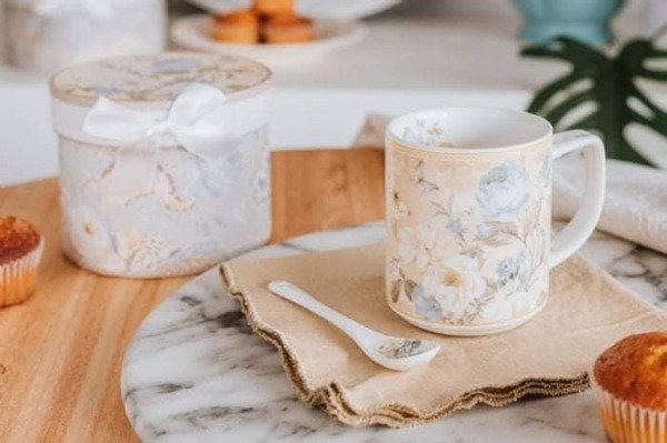 Producto - Taza mug porcelana + caja de regalo. Modelo Flores celestes y amarillas