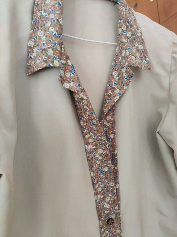 Camisa beige detalle flores — imagen 3