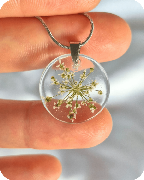 Producto - Dije Flor Cicuta - incluye cadena