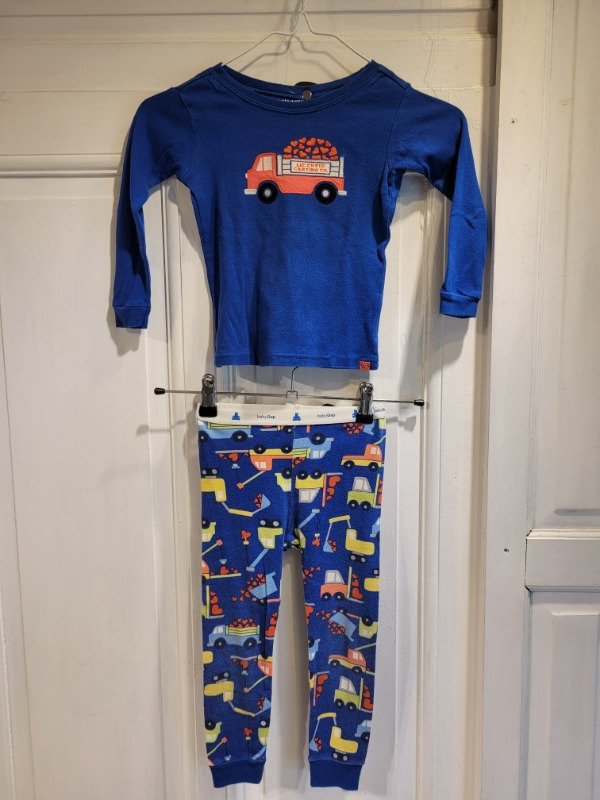 Producto - Pijama BABYGAP azul camiones- Talle 3 años- PRECIO: 14X
