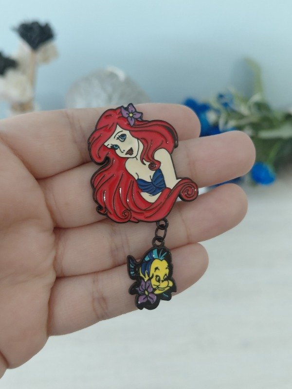 Producto - Pin metalizado - La Sirenita con colgante #1085