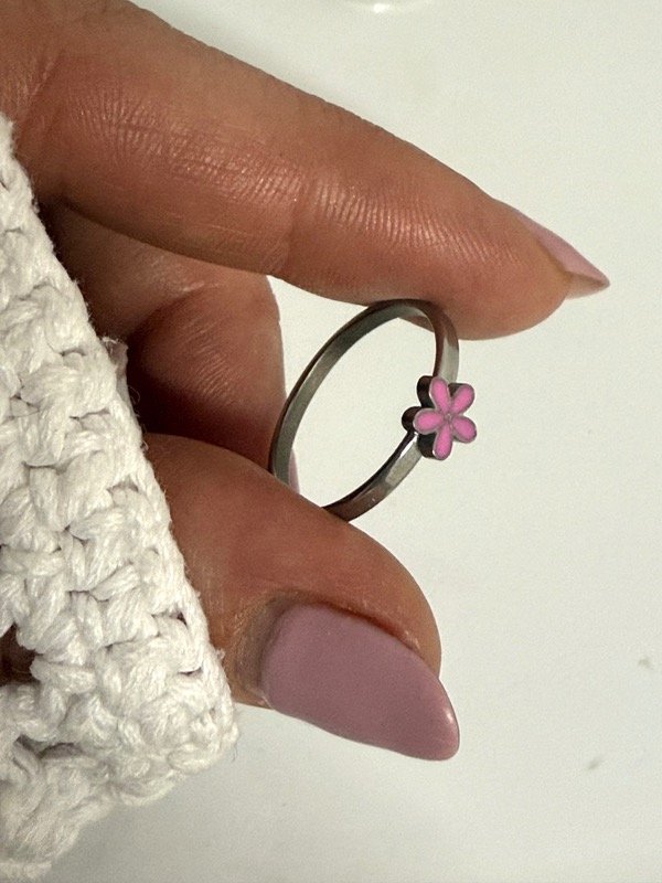 Producto - N504 Anillo florcita fucsia acero quirúrgico