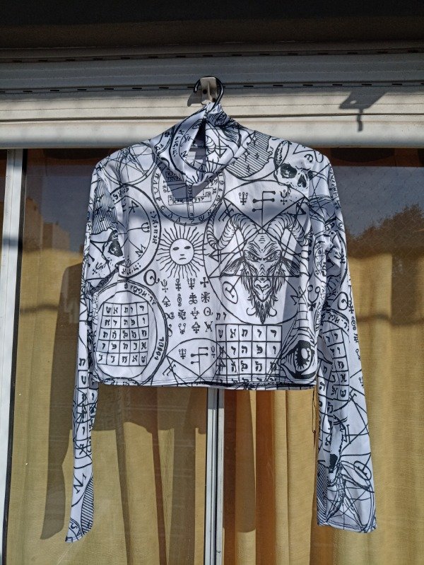 Producto - Polera conjuro - talle L