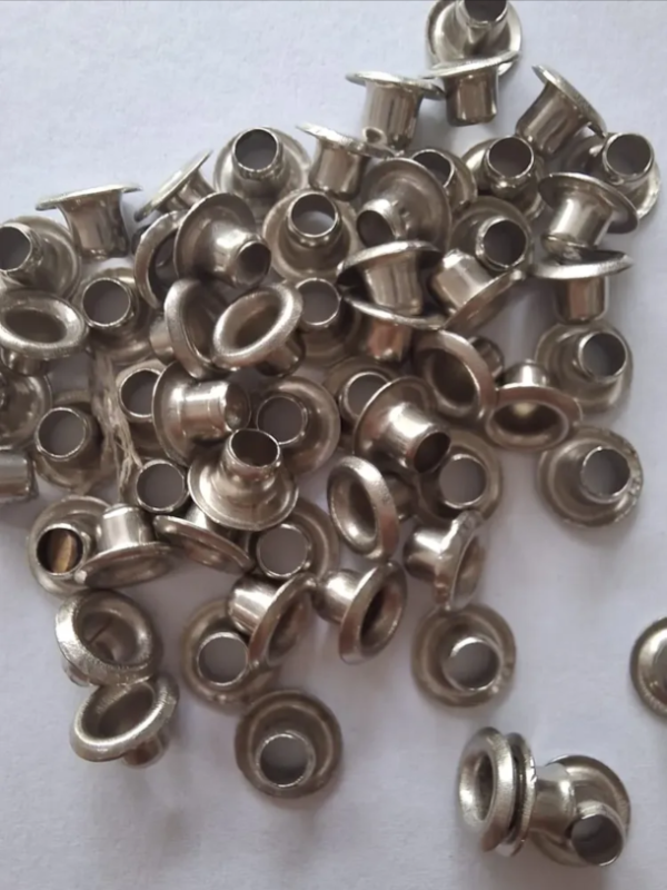 Producto - 10 GRS DE OJALILLOS METALICOS PARA VELA JABÓN YESO APROX 90 A 100 UNIDADES