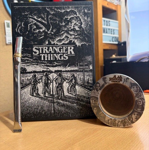 Producto - Foto grabado Stranger Things Mate+caja +bombilla personalizada COMBO