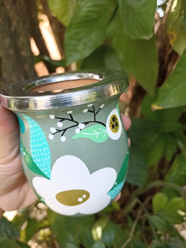 Producto - Mate camionero de algarrobo con virola de acero. Base verde seco, flores blancas - 0