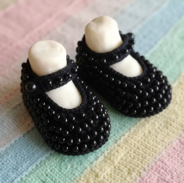 Producto - Zapatitos de perlas negras tejido crochet 3-6 meses