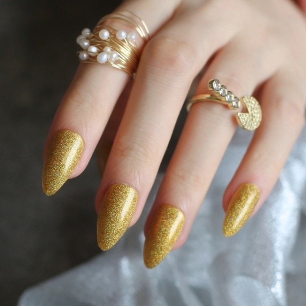 Producto - Uñas doradas glitter almendra