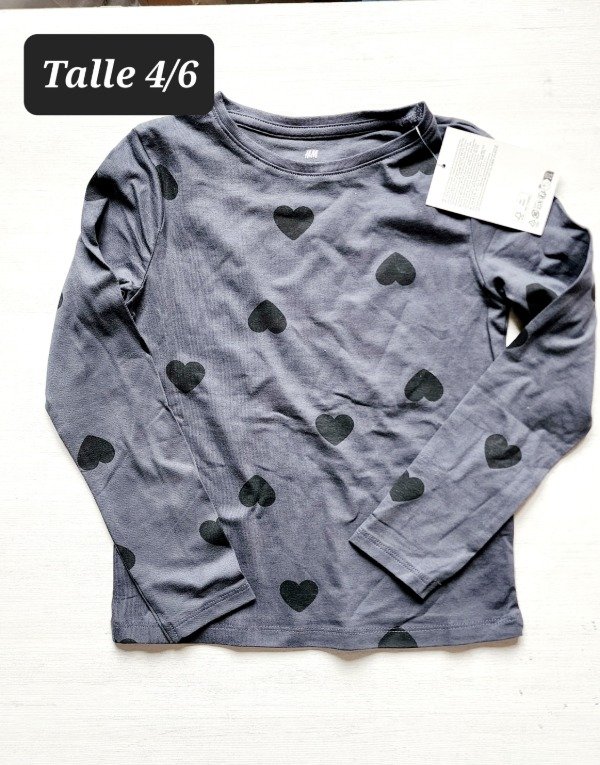 Producto - Remera manga larga HyM talle 4/6 corazon gris