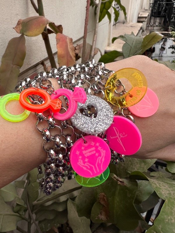 Producto - 12 pulseras rolo de acero con dijes surtidos